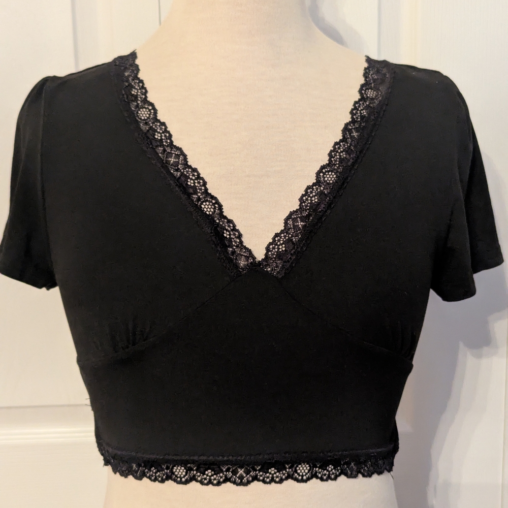 SHEIN Black V-Neck Lace Crop Top